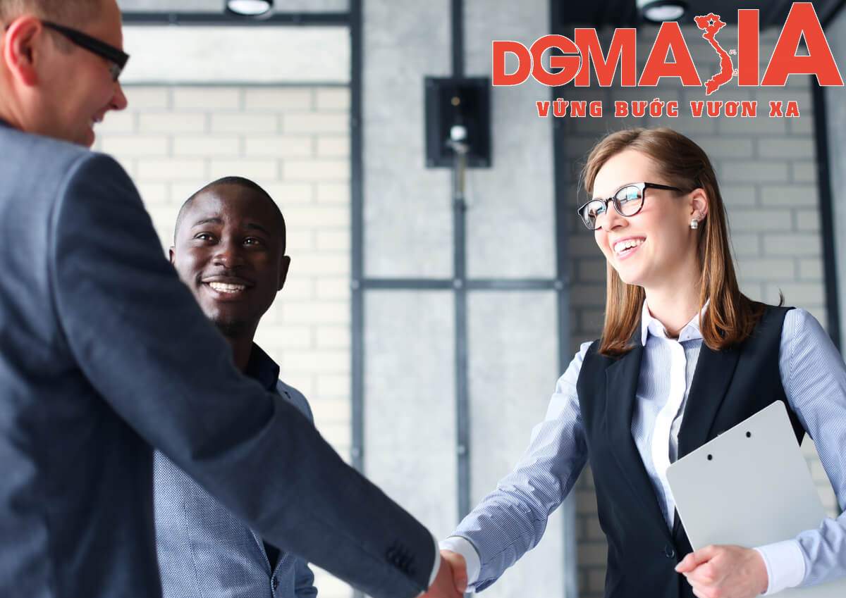 Sử dụng kỹ năng giao tiếp một cách khéo léo cũng là một cách hay để nắm bắt và khai thác tâm lý khách hàng