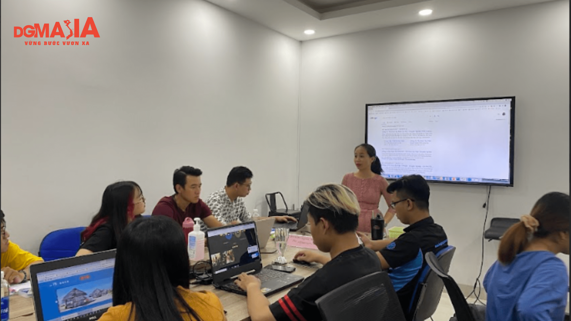 (Hình ảnh thực tế của DGM training về kiến thức Marketing inhouse cho doanh nghiệp)